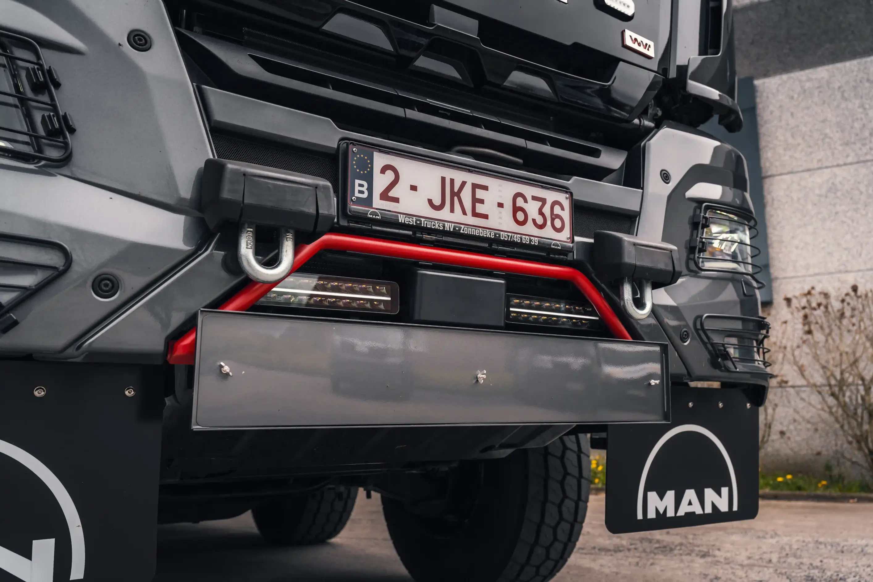 Þungur 8x8 vörubíll keyrir með fullri hjálpar-lýsingar-uppröðun um nótt