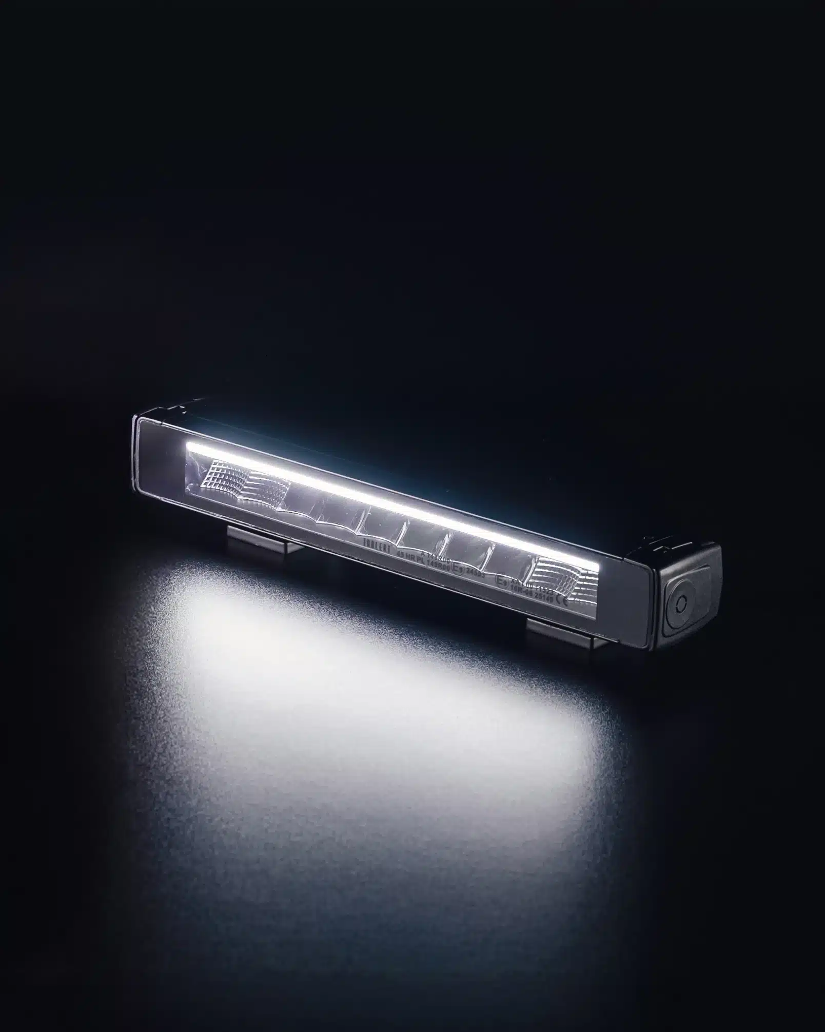 Hvítt LED-bar á hreinum stúdíóbakgrunni